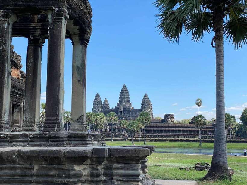 Siem Reap: Private Angkor Wat & Bakheng Mountain Sunset Tour - Dress code and photo expectations at both temple stops