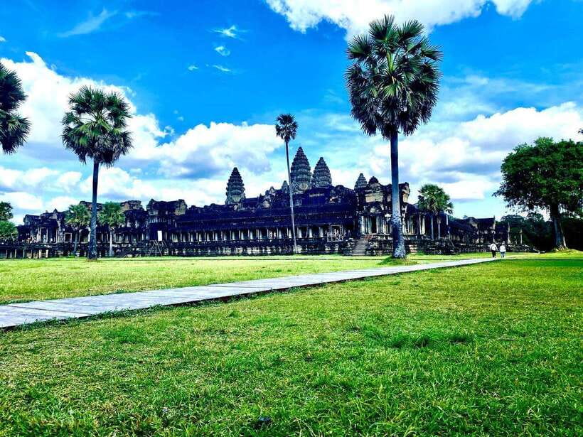 Siem Reap: Private Angkor Wat & Bakheng Mountain Sunset Tour - Angkor Wat in 90 minutes: carvings, Asparas, and what to look for