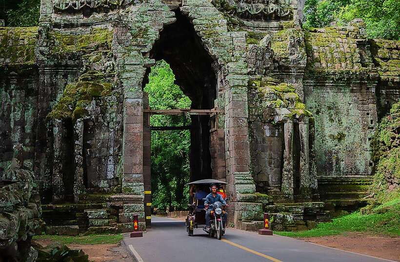 Siem Reap : Private Tuk-Tuk Tour of the Magnificent Temples. - Angkor Thom and Bayon: east-facing faces in the morning light