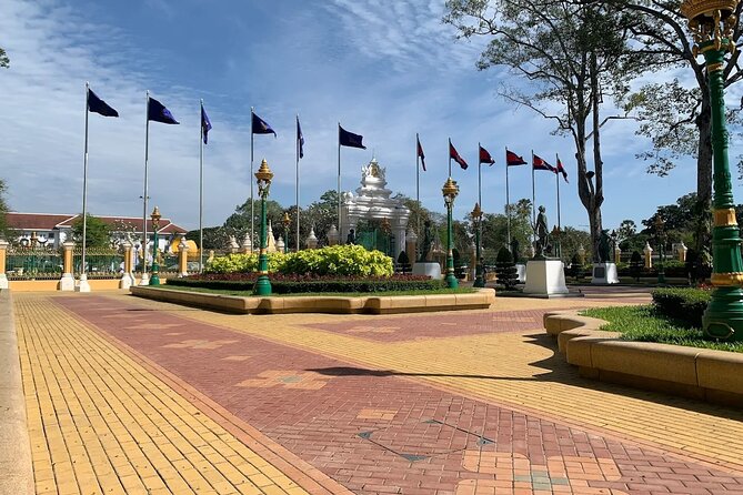 Siem Reap Walking Tour: Landmarks & Hidden Gems - What small-group walking feels like in Siem Reap