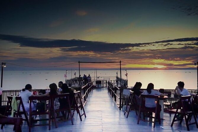 Sunset Dinner and drinks includes a Floating Village cruise tour. - Getting there on a 3:30 pm schedule