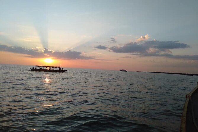 Sunset Dinner and drinks includes a Floating Village cruise tour. - Drinks and dinner: what to expect, and what could disappoint you