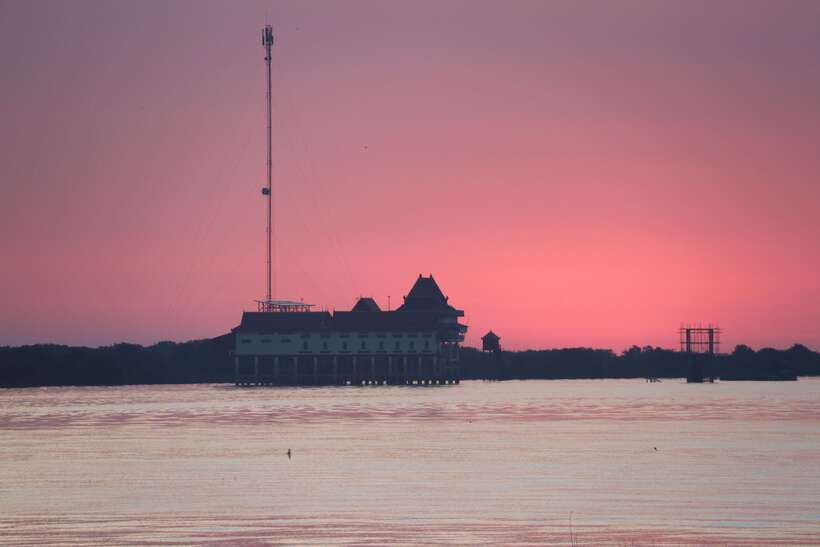 Tonle Sap Cruise & land Tour between Phnom Penh & Siem Reap - From Phnom Penh or Siem Reap pickup to the dock, this day moves fast
