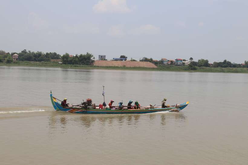 Tonle Sap Cruise & land Tour between Phnom Penh & Siem Reap - The air-conditioned SUV or minivan drive through rural villages
