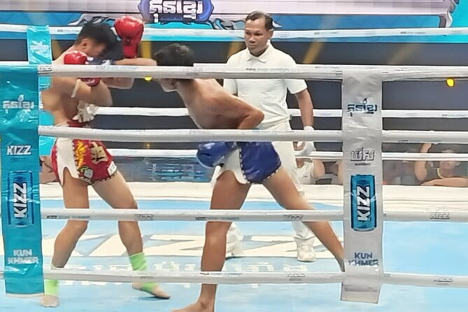 Watch Live Khmer Traditional boxing in Phnom Penh - Meeting Sina: how the night starts with context